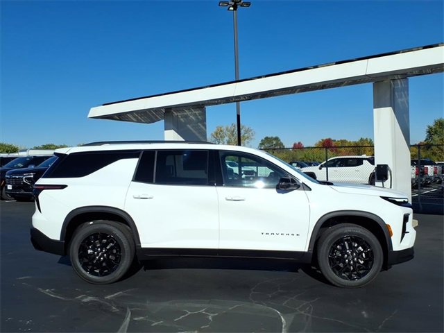 2026 Chevrolet Traverse photo 2