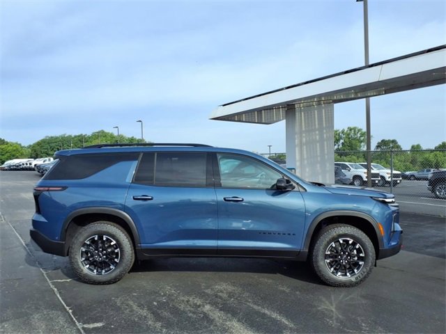 2025 Chevrolet Traverse Z71 photo 2