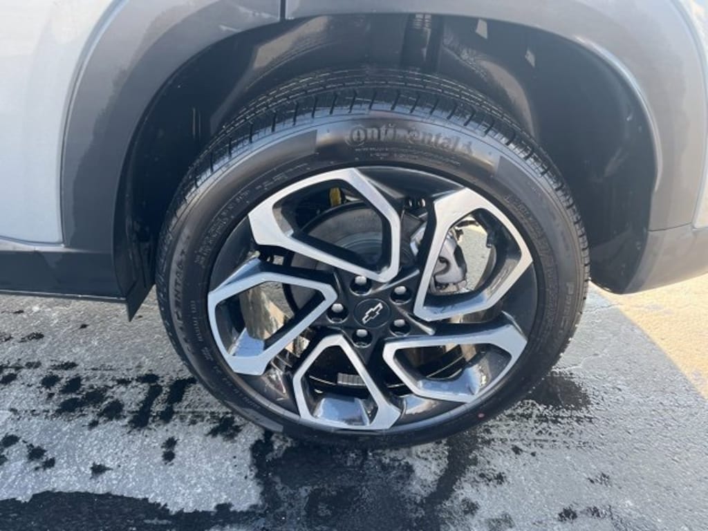 Used 2025 Chevrolet Trax 2RS SUV