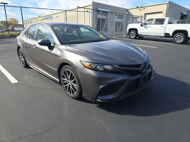 2023 Toyota Camry SE photo 3