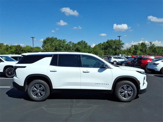 2025 Chevrolet Traverse photo 2