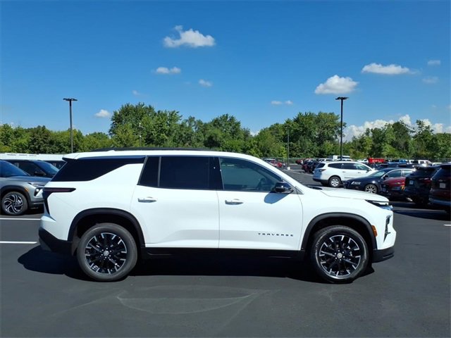 2026 Chevrolet Traverse photo 2