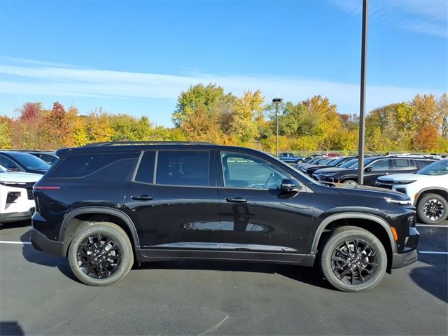 2026 Chevrolet Traverse photo 2