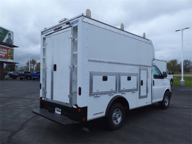 2025 Chevrolet Express 3500 Cutaway Van photo 3