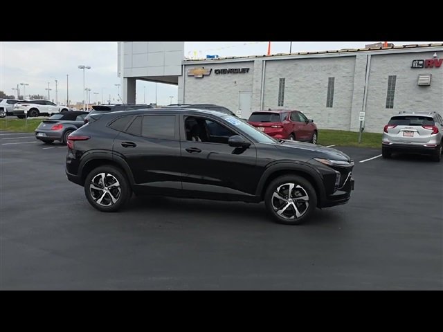 2024 Chevrolet Trax photo 2