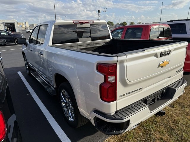 2024 Chevrolet Silverado 1500 High Country photo 2