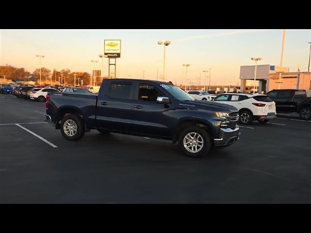 2022 Chevrolet Silverado 1500 LT photo 2