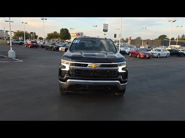 2023 Chevrolet Silverado 1500 LT photo 2