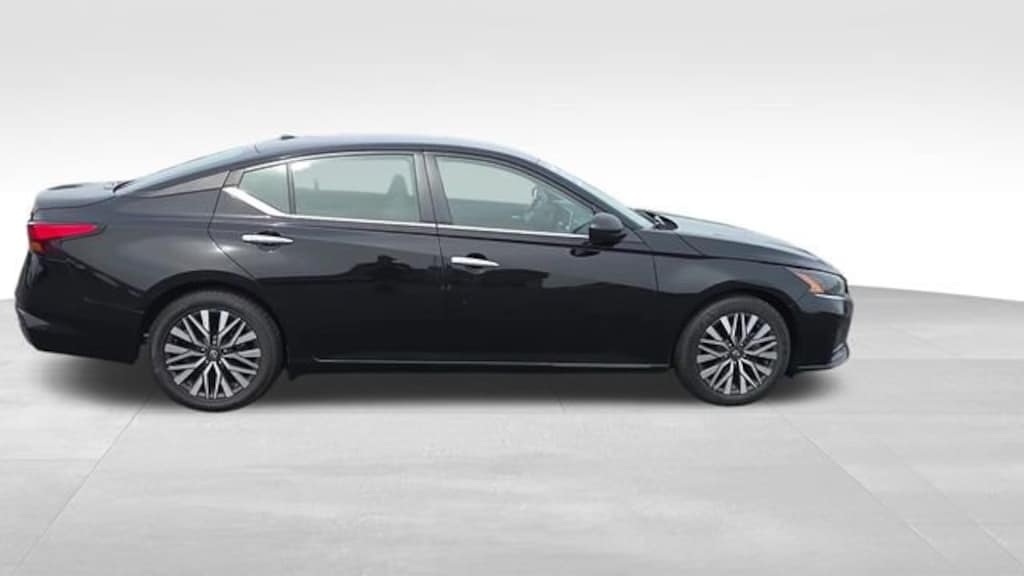 Used 2024 Nissan Altima 2.5 SV