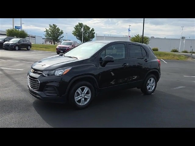 2022 Chevrolet Trax LS photo 3