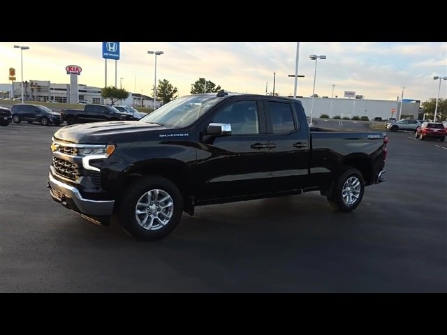 2023 Chevrolet Silverado 1500 LT photo 3