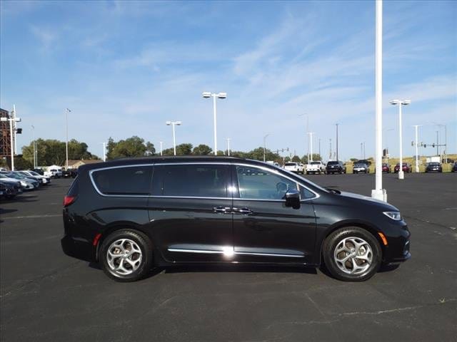 Used 2022 Chrysler Pacifica Limited with VIN 2C4RC1GGXNR140674 for sale in Bourbonnais, IL