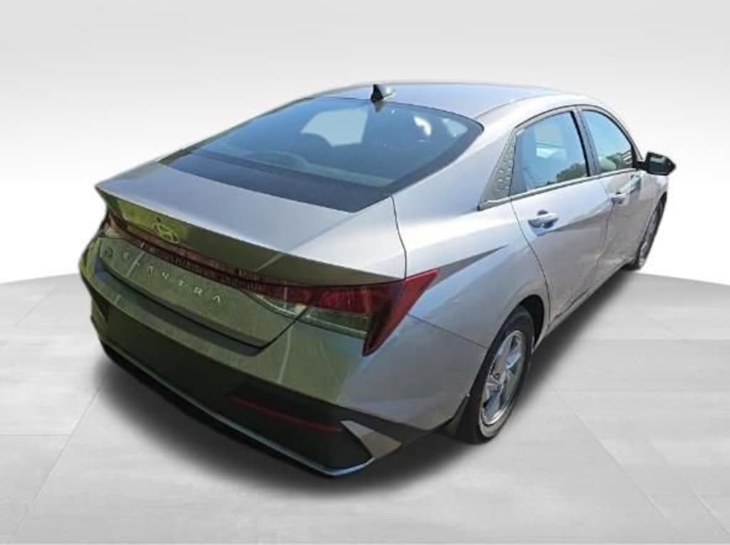 Used 2025 Hyundai Elantra SE Sedan