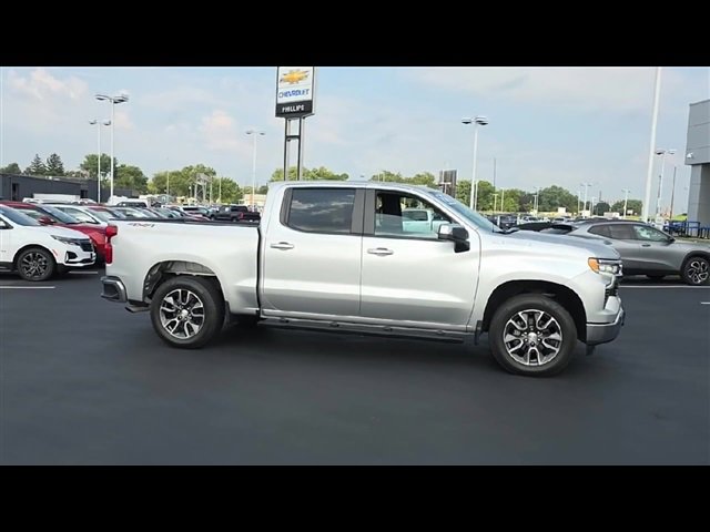 2022 Chevrolet Silverado 1500 LT photo 2