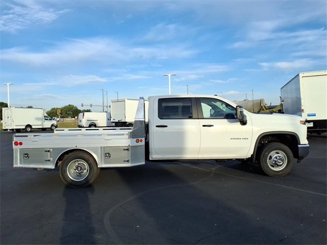 2025 Chevrolet Silverado 3500HD Work Truck photo 2