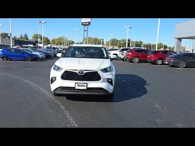 2022 Toyota Highlander XLE photo 3