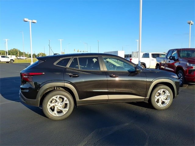 2026 Chevrolet Trax LS photo 2