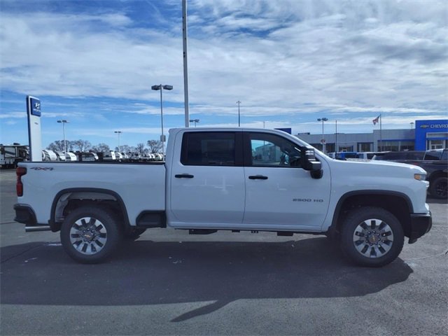 2025 Chevrolet Silverado 2500HD Custom photo 2