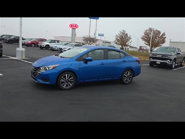 2023 Nissan Versa SV photo 4