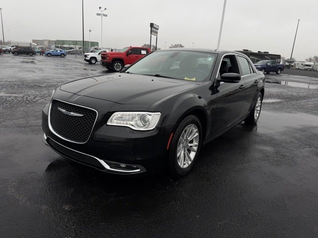 2021 Chrysler 300 Touring's photo