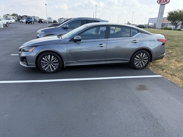 2023 Nissan Altima SV photo 2