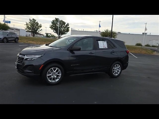 2022 Chevrolet Equinox LS photo 3