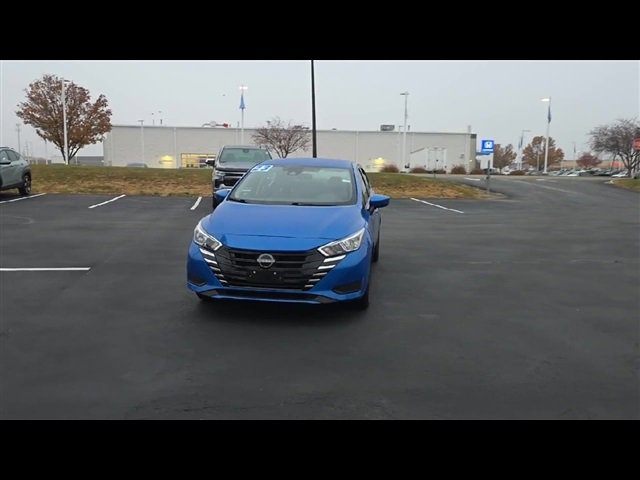 2023 Nissan Versa SV photo 3