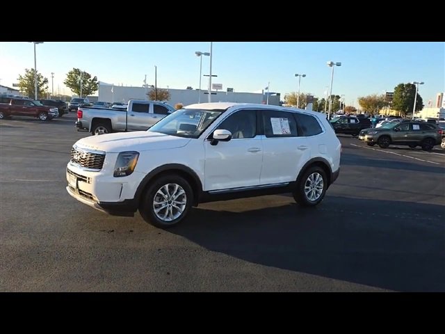 2022 Kia Telluride LX photo 3