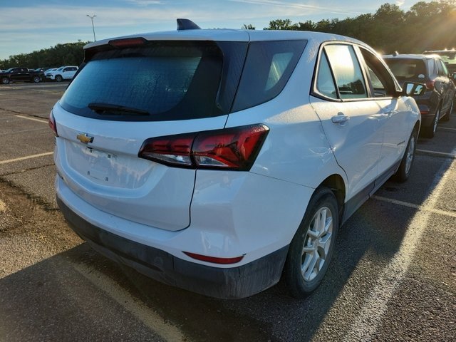 2022 Chevrolet Equinox LS photo 3