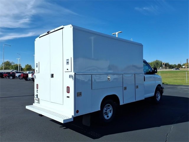 2025 Chevrolet Express 3500 Cutaway Van photo 2