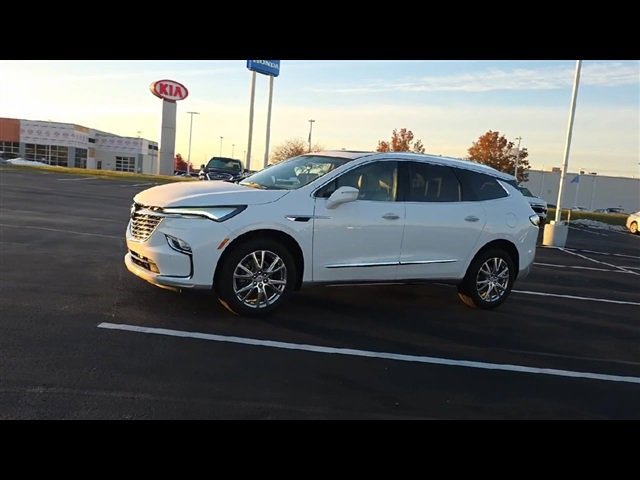 2023 Buick Enclave Essence photo 3