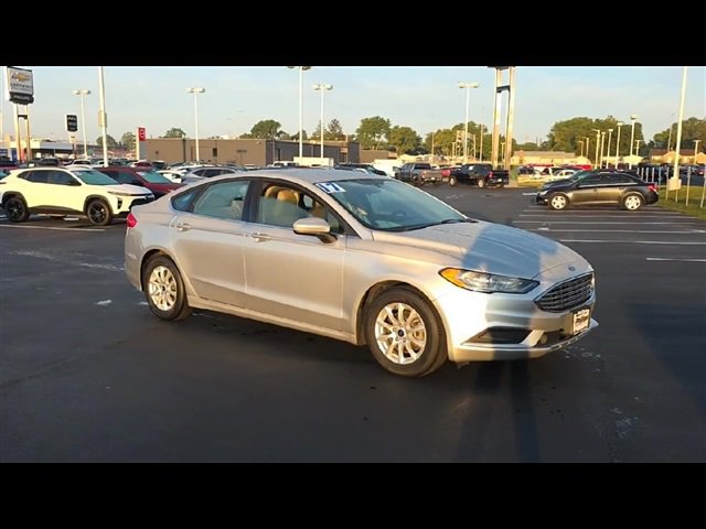 2017 Ford Fusion S photo 2
