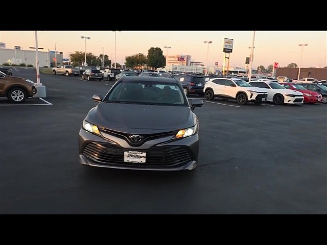 2018 Toyota Camry LE photo 3