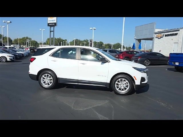 2022 Chevrolet Equinox LS photo 2