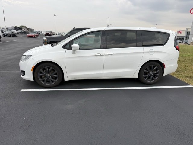 2018 Chrysler Pacifica Touring Plus photo 2