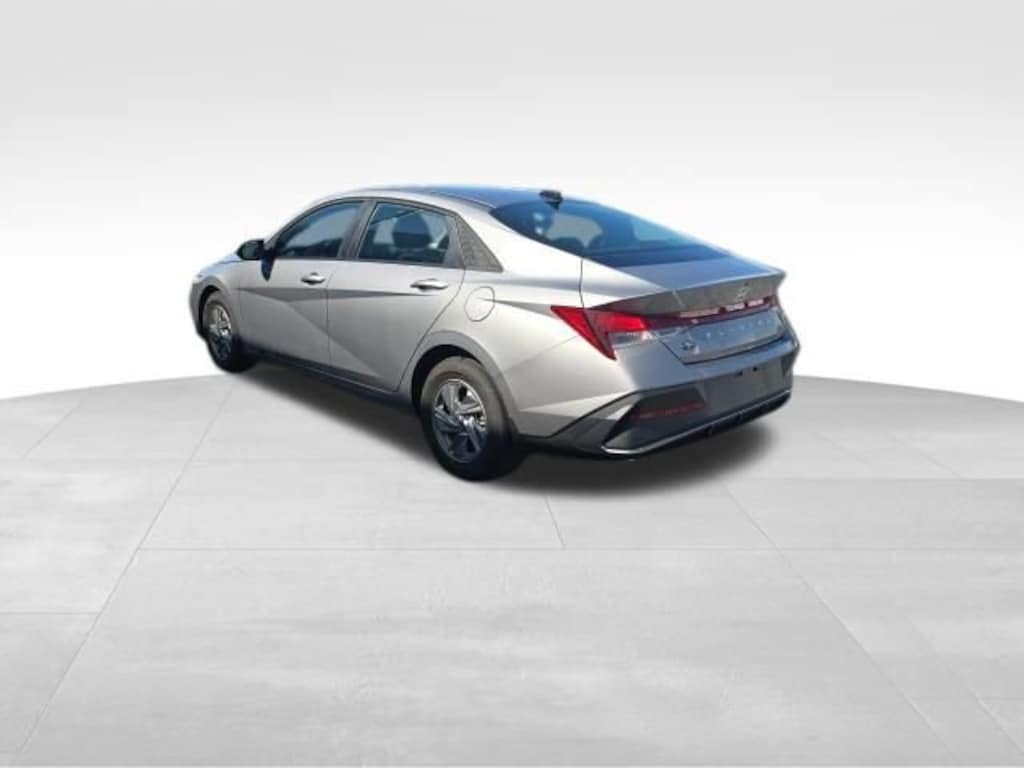 Used 2025 Hyundai Elantra SE Sedan