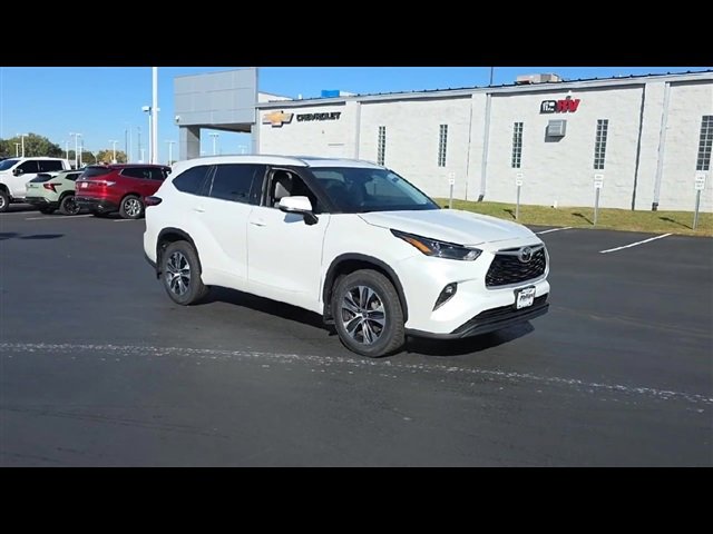 2022 Toyota Highlander XLE photo 2