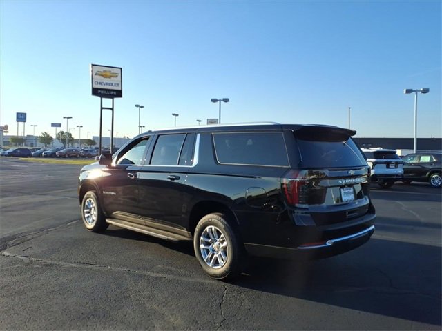2026 Chevrolet Suburban LT photo 3