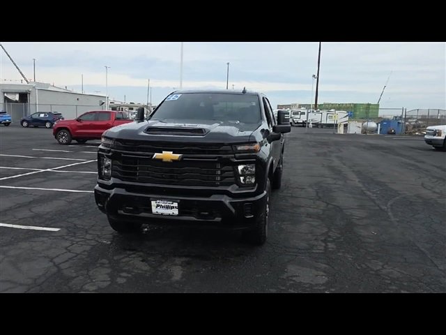 2025 Chevrolet Silverado 2500HD Custom photo 4
