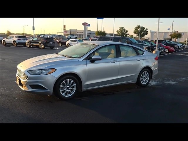 2017 Ford Fusion S photo 4