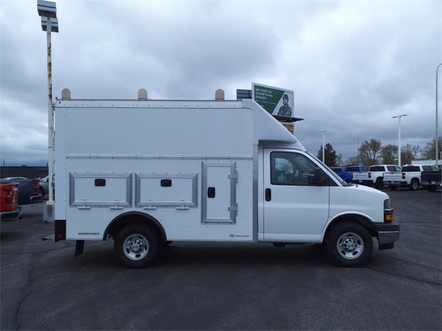2025 Chevrolet Express 3500 Cutaway Van photo 2
