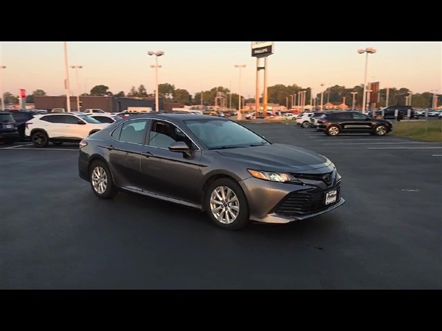 2018 Toyota Camry LE photo 2
