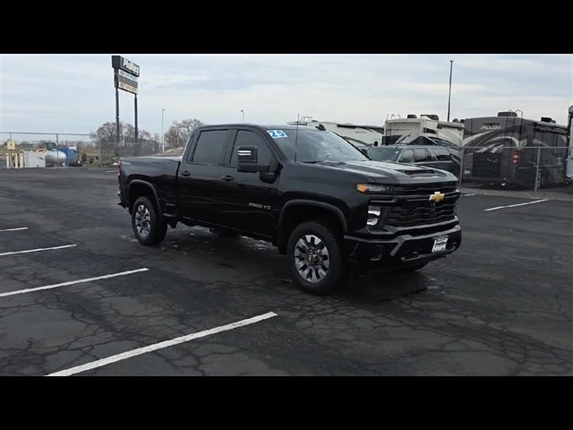 2025 Chevrolet Silverado 2500HD Custom photo 3