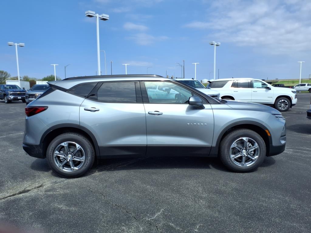 2025 Chevrolet Blazer 2LT photo 2