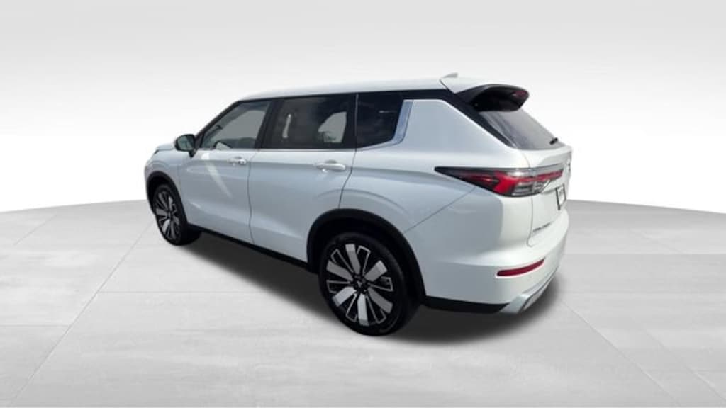 Used 2025 Mitsubishi Outlander SE SUV