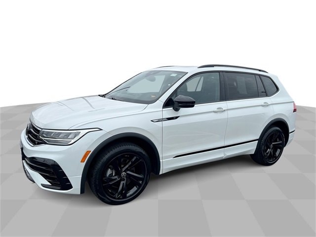 2023 Volkswagen Tiguan SE R-LINE BLACK's photo