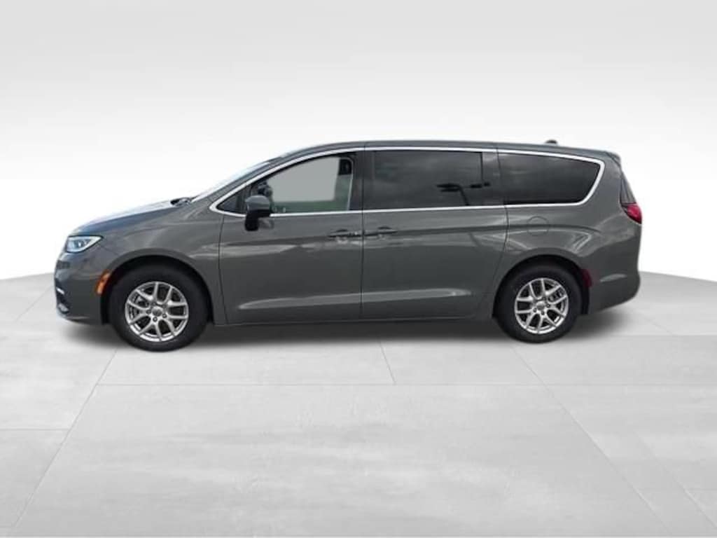 Used 2023 Chrysler Pacifica Touring L