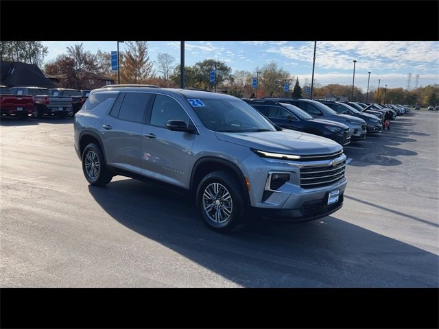 2024 Chevrolet Traverse 2LT photo 2