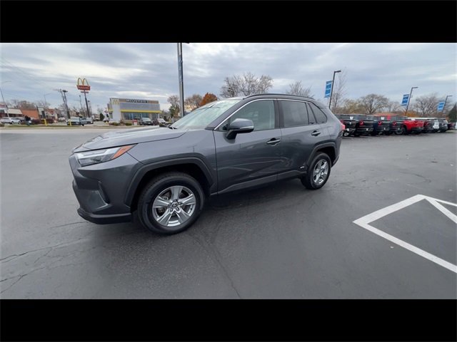 2022 Toyota RAV4 Hybrid XLE photo 3