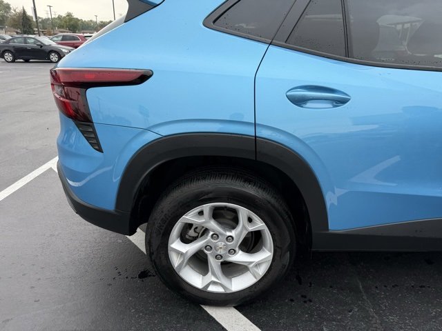 2025 Chevrolet Trax LS photo 4